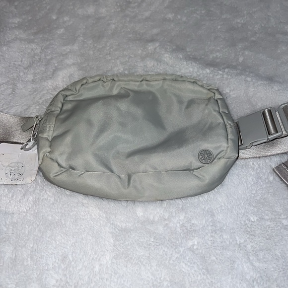 Nwts Gaiam waist pack sidekick fannypack crossbody nylon gray weather resistant - Picture 2 of 5
